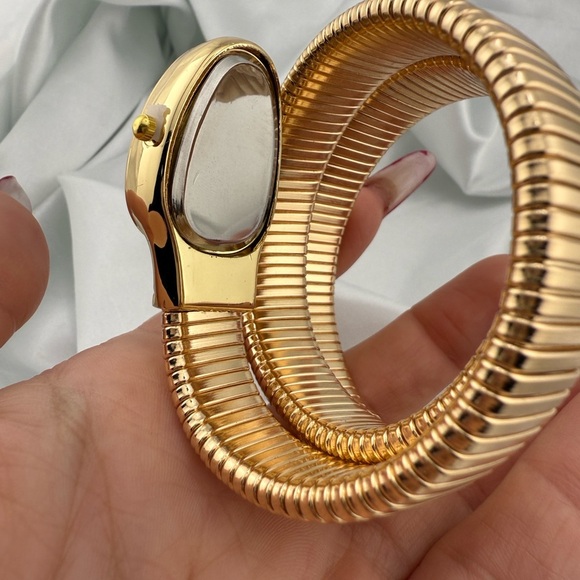 Serpent serpentine snake classic Gold Women's Watch with Black Dial - Picture 9 of 10